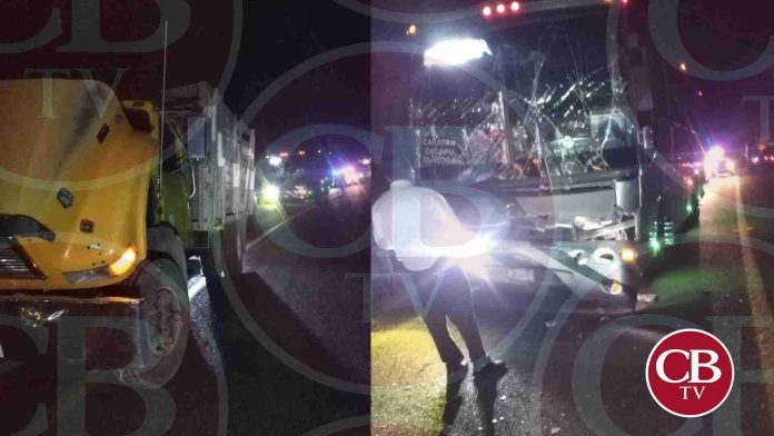 Choque de autobús y torton deja fémina herida