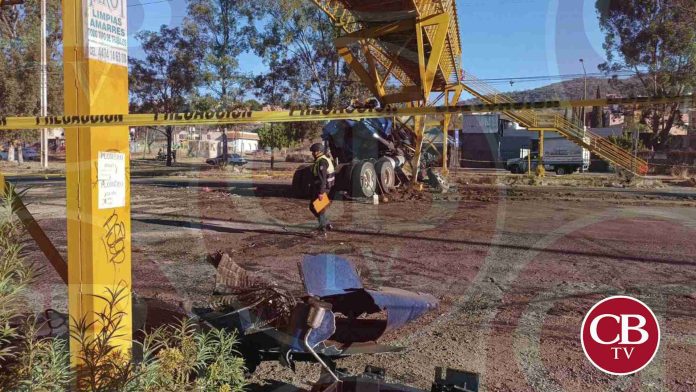Valoran demolición de puente peatonal fracturado por tráiler en Morelia