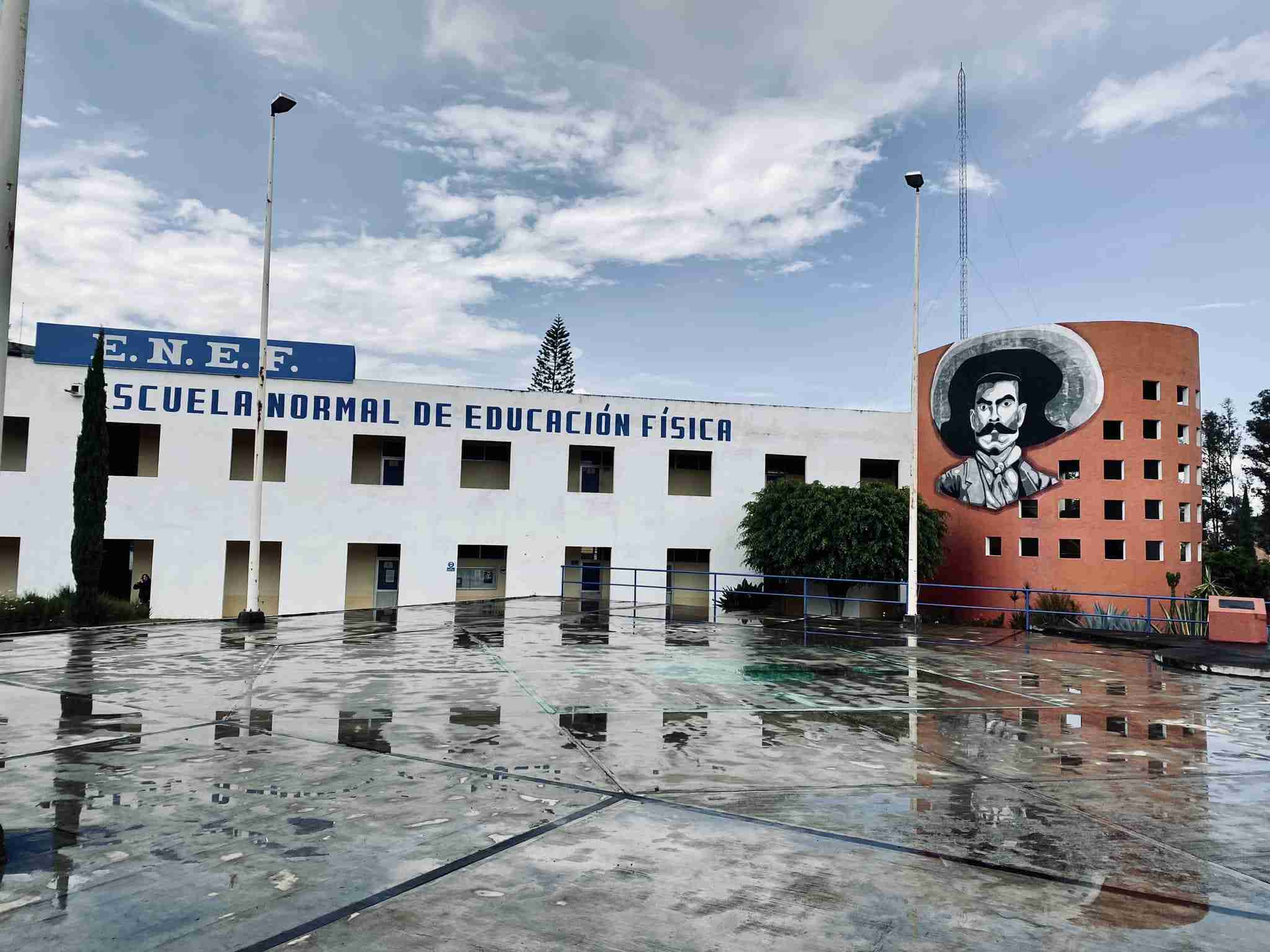Alumnos de la ENEF piden dinero en botes para asistir a la Universiada de Guadalajara Alumnos de la ENEF piden dinero en botes para asistir a la Universiada de Guadalajara