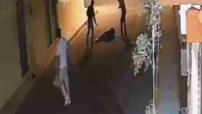 Asaltan a jóvenes y los golpean brutalmente con un martillo en Puebla