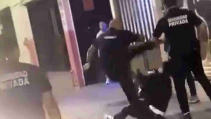 Cadeneros de bar golpean a joven hasta dejarlo inconsciente en León