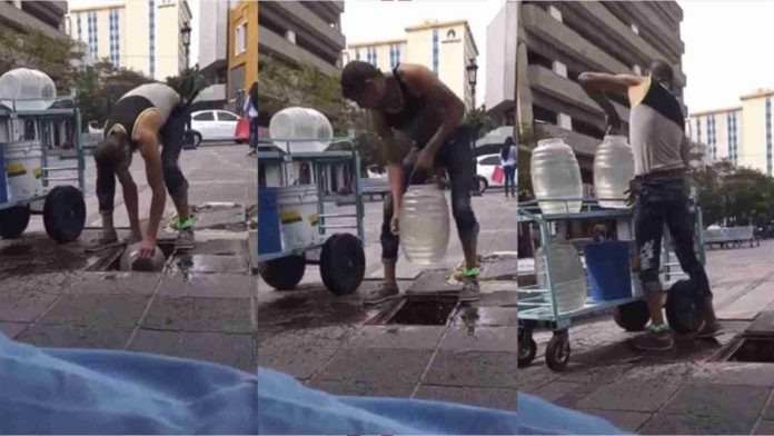 Captan a hombre recogiendo agua de una pila callejera para preparar aguas frescas