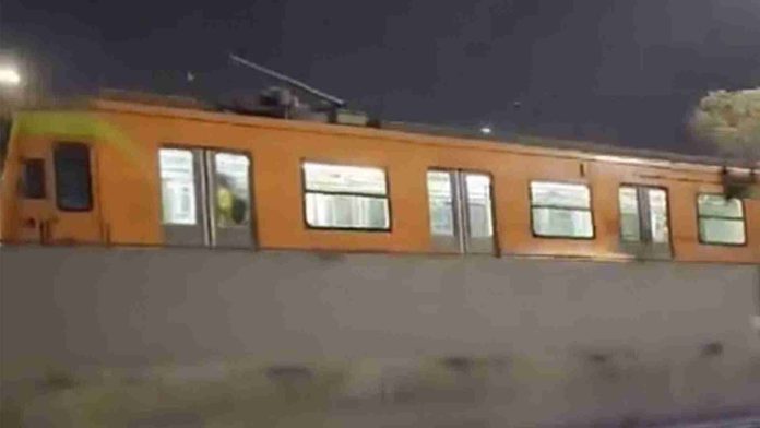 Captan a pareja teniendo relaciones en vagón del Metro de CDMX