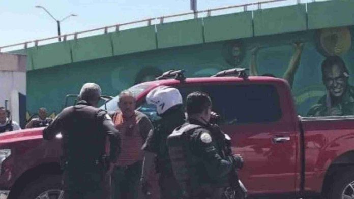 Conductor atropella y arrastra a un hombre por conflicto vial