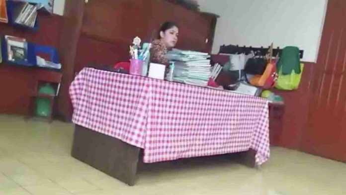 Despiden a maestra que aventó al suelo los cuadernos de sus alumnos