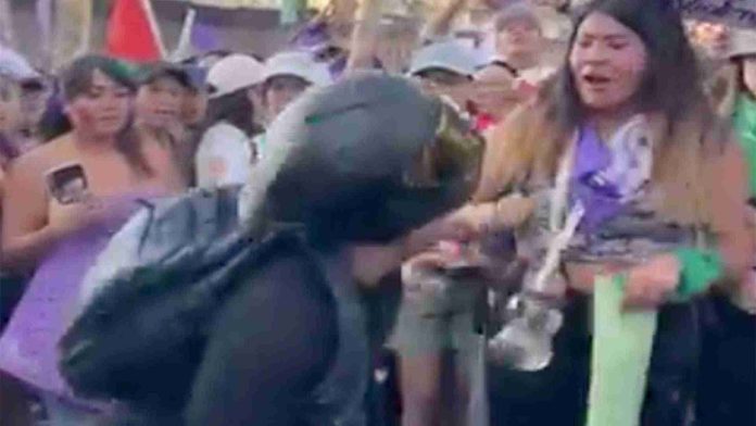 Hombre que agredió a feministas durante marcha del 8M queda en libertad