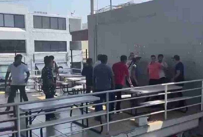 VIDEO: Hombres ingresan por la fuerza a prepa de Acapulco y golpean a alumno