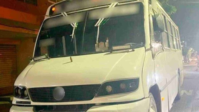 Joven salta de transporte público tras sufrir acoso por parte del conductor 