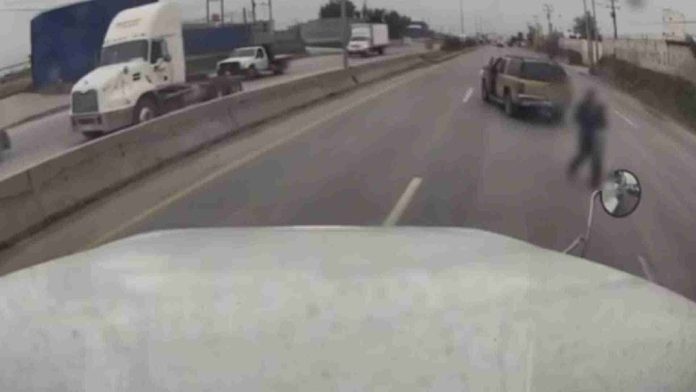 Niño cruza solo una carretera y trailero lo salva