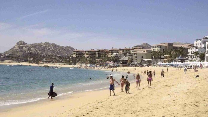Rescatan a 7 turistas de ahogarse en playas de Mazatlán