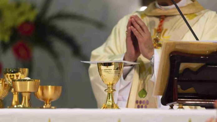 Sacerdote corre a mujer y su hijo de misa por hacer mucho ruido