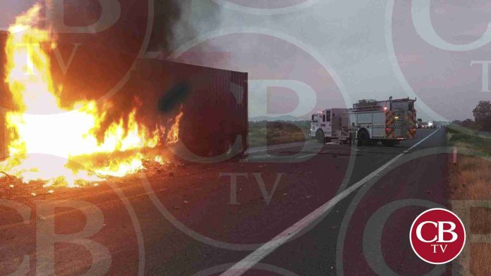 Se incendia tráiler nodriza en la Siglo XXI