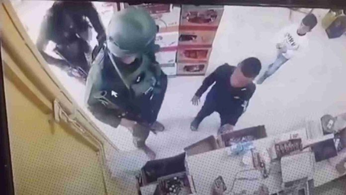 Soldados israelíes atacan a niño palestino