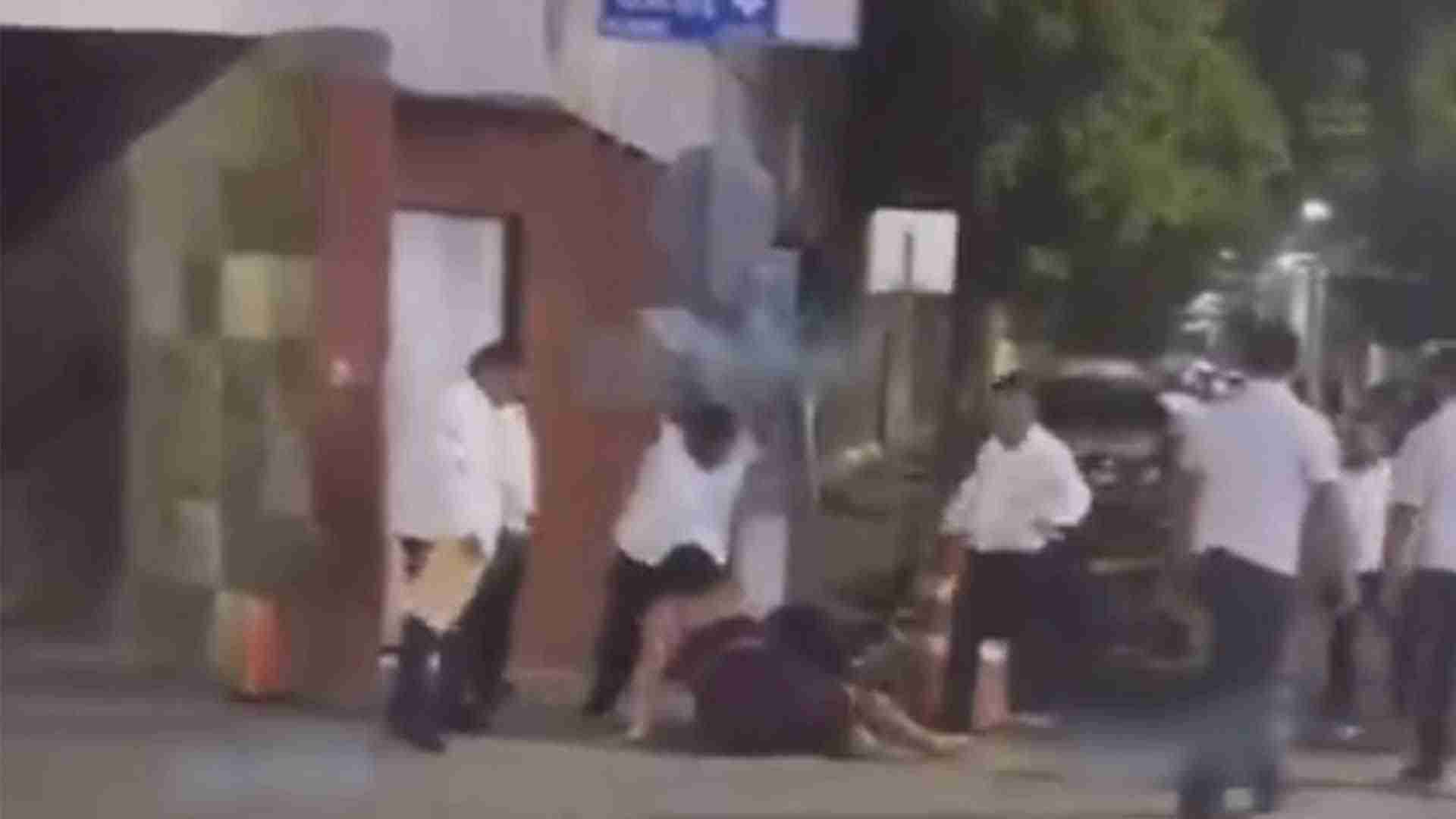 Taxistas agreden a turistas en Playa del Carmen Taxistas agreden a turistas en Playa del Carmen