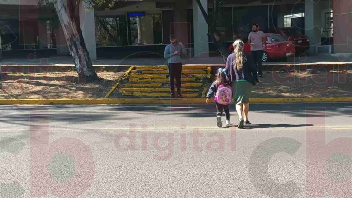 Vecinos de los fraccionamientos Félix Ireta y Nueva Jacarandas piden a las autoridades correspondientes se instalen reductores de velocidad, sobre el Periférico Paseo de la República, ante las dificultades que deben enfrentar diariamente para cruzar de un extremo a otro.