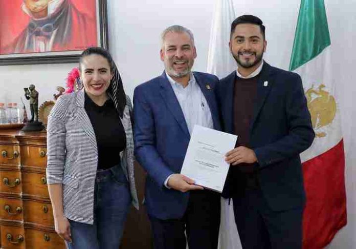 Titular del IJUMICH, renuncia para sumarse a campañas electorales