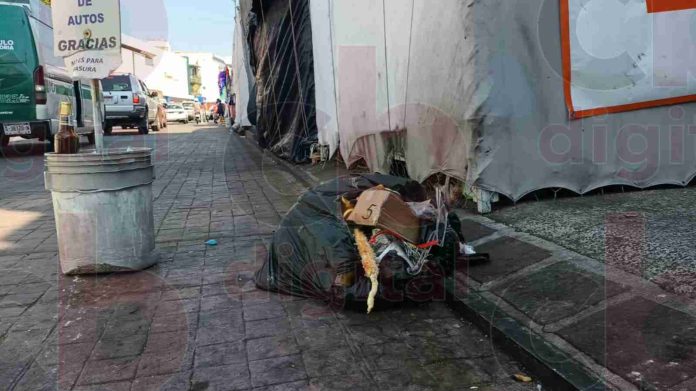 Además de invadir espacios, comerciantes arrojan basura a la calle
