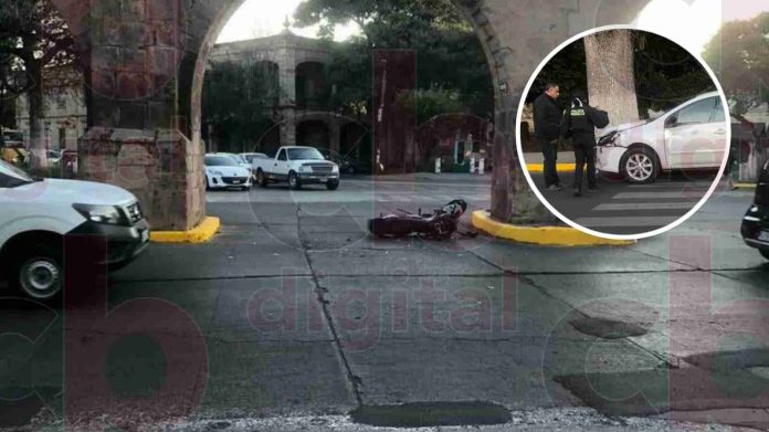 Moto y auto chocan en el Acueducto de Morelia