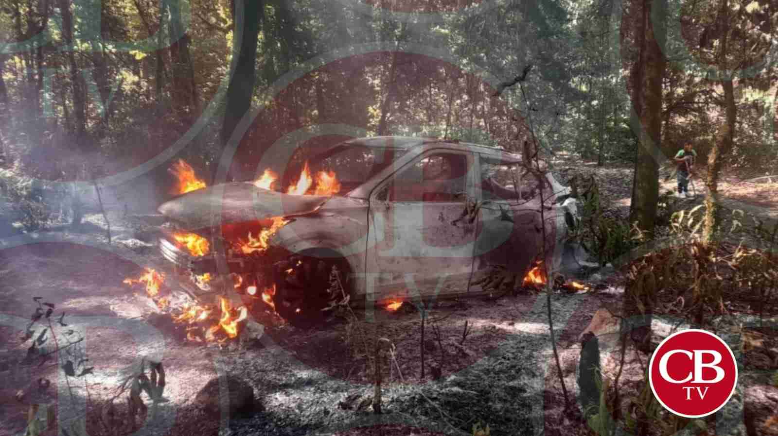 Arde en llamas un vehículo en Zitácuaro Arde en llamas un vehículo en Zitácuaro
