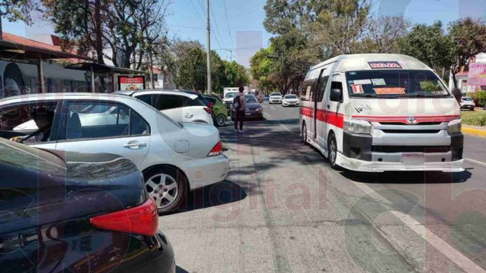 Nuevamente estacionan autos en espacios asignados para el Transporte Público