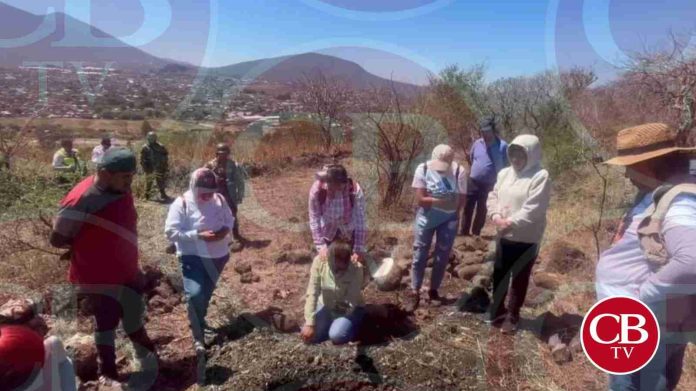 Suman 11 cuerpos en una fosa de Jacona