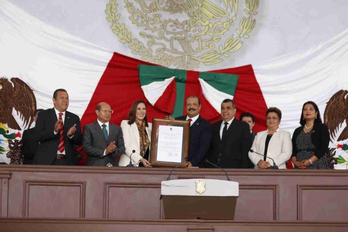 El nicolaicismo está vivo y de pie: recibe la Facultad de Derecho la presea “Primer Supremo Tribunal de Justicia para la América Mexicana, Ario 1815”.