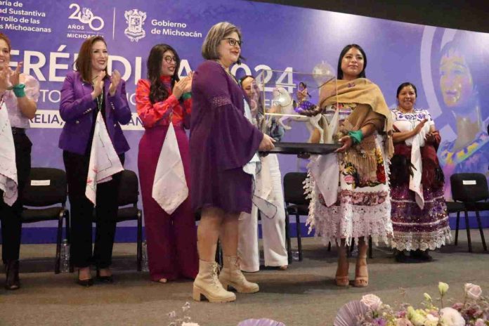 La Secretaría de Igualdad Sustantiva y Desarrollo de las Mujeres Michoacanas (Seimujer), galardonó hoy en una ceremonia solemne a las tres postulantes que obtuvieron la Presea Eréndira 2024, de entre 18 aspirantes destacadas en tres categorías.