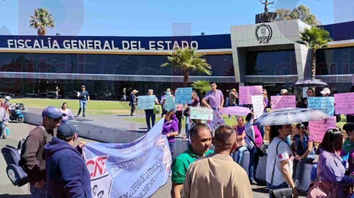 Se manifiestan docentes michoacanas afuera de la FGE
