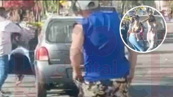 #Video: Pasajeros de combi golpean automovilista por no dejarlos pasar afuera del Zoológico de Morelia
