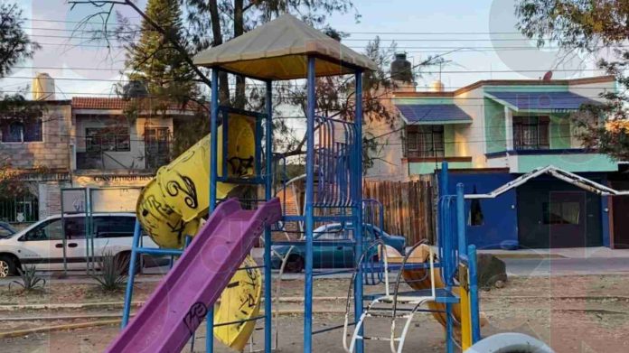 Vecinos denuncian inseguridad y abandono en parque recreativo infantil de la avenida del Pedregal