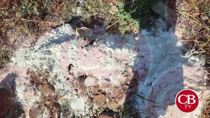 Hallan decapitado cubierto con cal en Apatzingán
