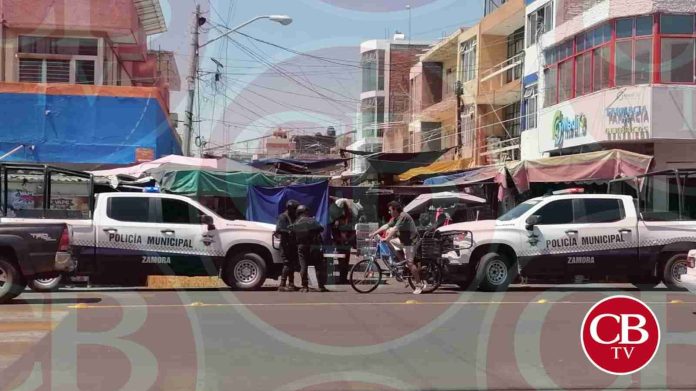 Balean personas en un mercado de Zamora