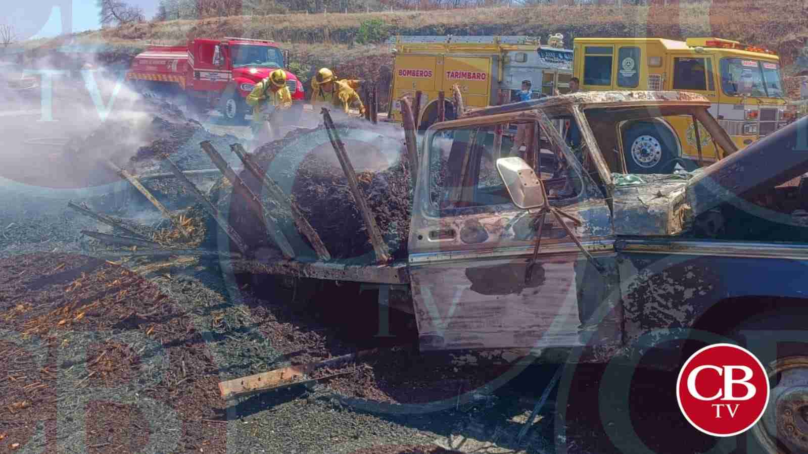 Se quema camioneta cargada de pacas en la autopista de Occidente Se quema camioneta cargada de pacas en la autopista de Occidente
