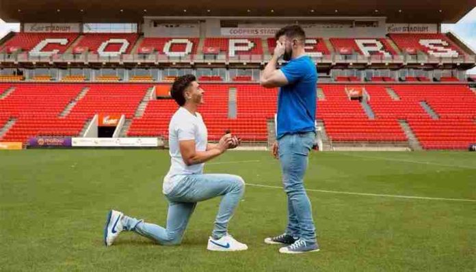 Rompe esquemas: Futbolista se compromete con su novio en estadio del club