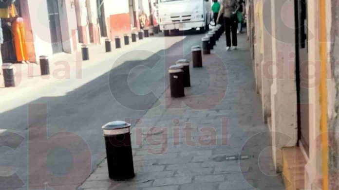 Vecinos de la Calle Vasco de Quiroga denuncian manipulación de bolardos
