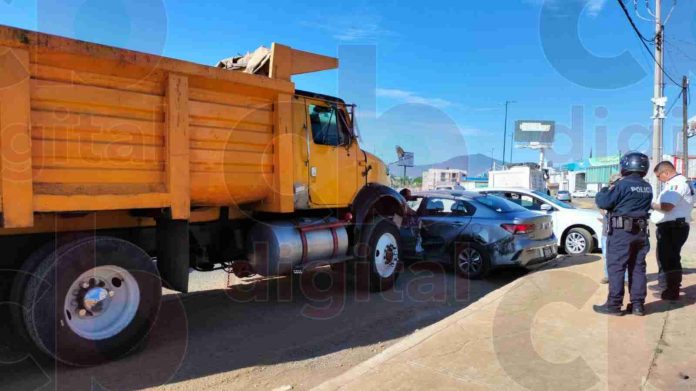 Volteo embiste un vehículo conducido por una mujer