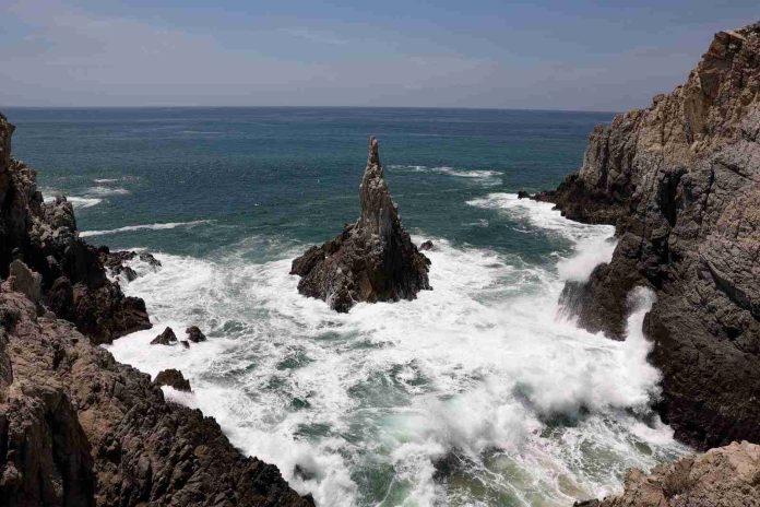 El “dedo de Dios” apunta al cielo desde esta playa de Michoacán