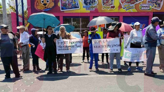 Vecinos de los fraccionamientos Hacienda, Villas del Pedregal y Villa Magna se manifestaron en búsqueda de municipalización, mejoramiento de vialidad y buen servicio público en la salida a Quiroga, lo que provocó un tránsito pesado en la zona.