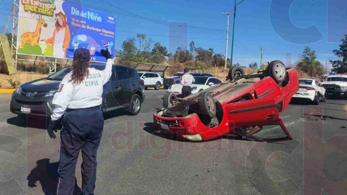 Vuelca auto en la glorieta Juan Pablo II