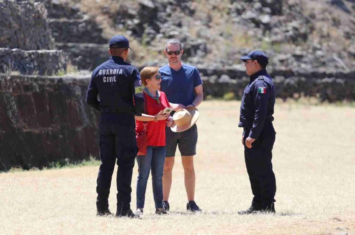 Guardia Civil brinda asistencia a turistas en inglés y Lengua de Señas Mexicana