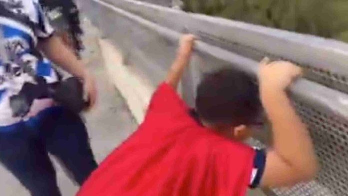 Aficionado de Monterrey se burla de niño después de volar su balón