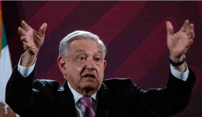 AMLO reacciona a portazo de normalistas de Ayotzinapa en Palacio Nacional: “Es una actitud de confrontación”