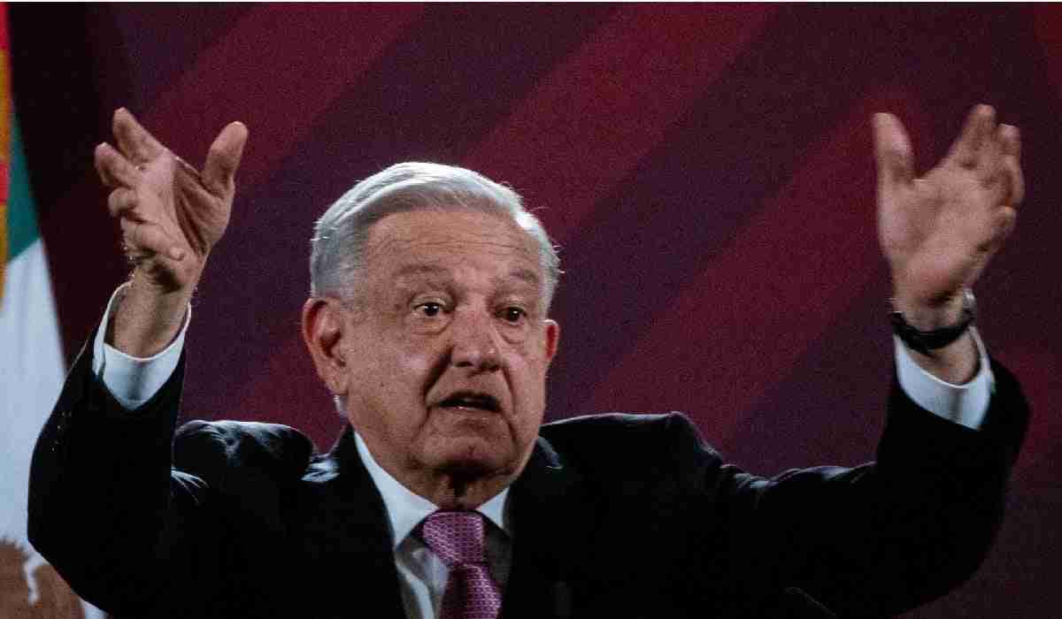 AMLO reacciona a portazo de normalistas de Ayotzinapa en Palacio Nacional: “Es una actitud de confrontación” AMLO reacciona a portazo de normalistas de Ayotzinapa en Palacio Nacional: “Es una actitud de confrontación”