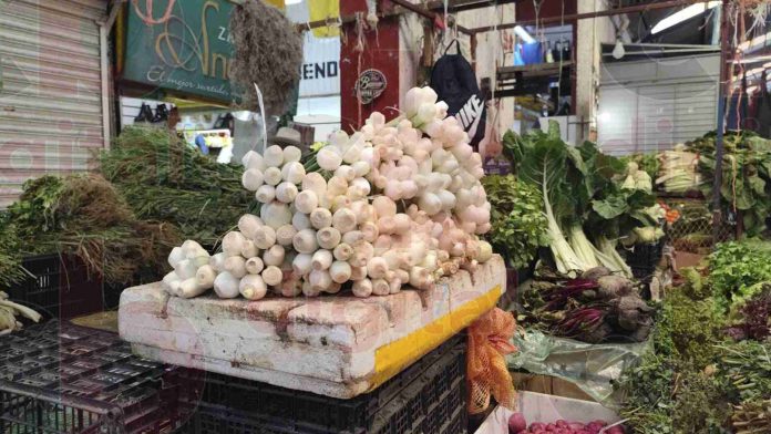 Precio de cebolla y jitomate oscila $40 el kilo previo a Semana Santa