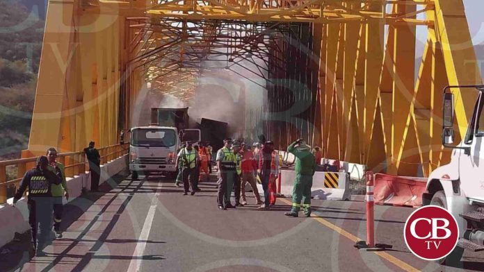 Continúa cerrada la Siglo XXI por choque de tráileres
