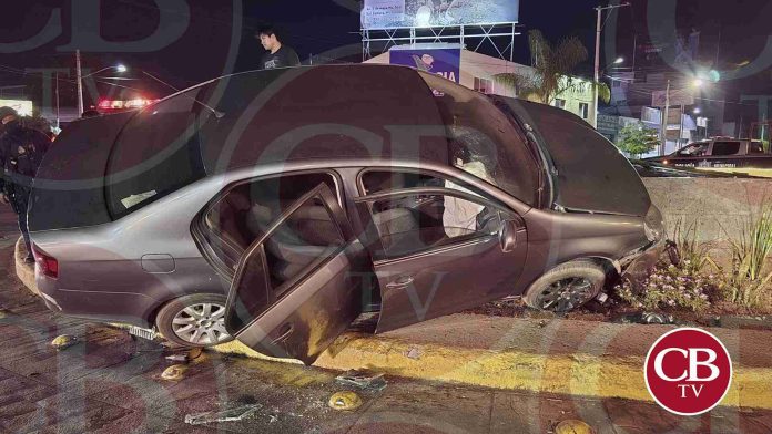 MP de la FGE destruye su auto en Zamora