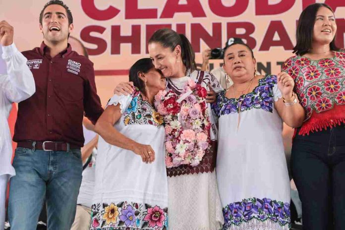 CLAUDIA SHEINBAUM ES NOMBRADA COMO ''LA HERMANA MAYOR” POR REPRESENTANTES DE LOS PUEBLOS MAYAS DE QUINTANA ROO