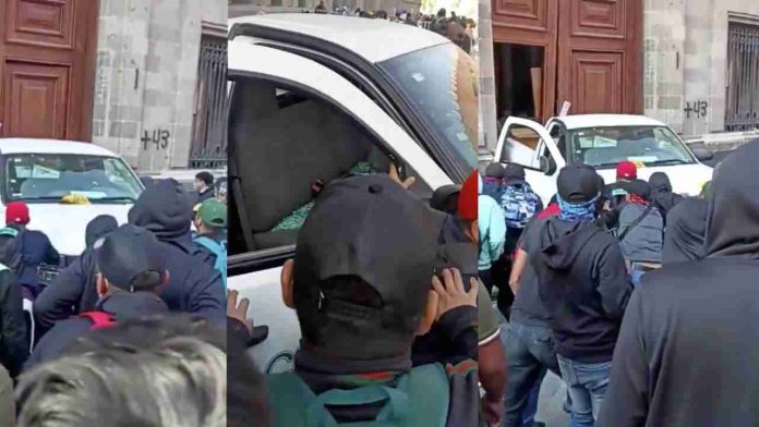 VIDEO: Normalistas de Ayotzinapa irrumpen en Palacio Nacional; derriban puerta con una camioneta