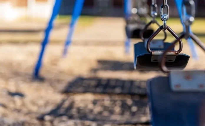 Niña cae inconsciente en los baños de primaria y muere en el hospital