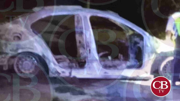 Se le quema un auto con reporte de robo en Álvaro Obregón